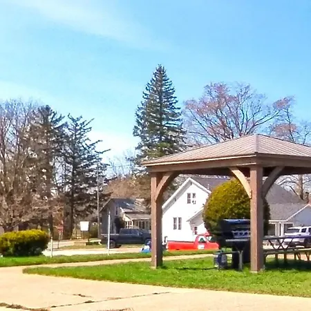 Maple Leaf Inn & Suites-3
