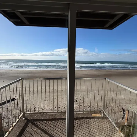 The Sandcastle Beachfront Hotel-3