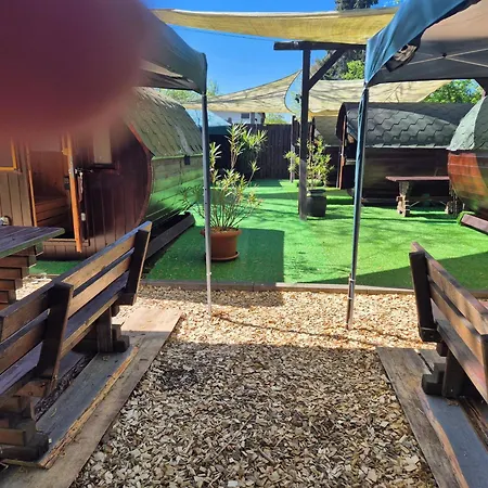 Mini Hotel Übernachten Im Gurkenfass-2