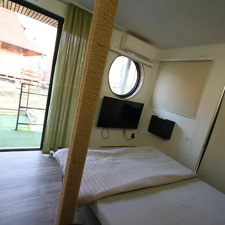B&B Botel Charlie-3
