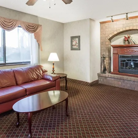 Super 8 By Wyndham Woodstock-3