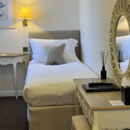 The Old Fourpenny Shop Hotel-2