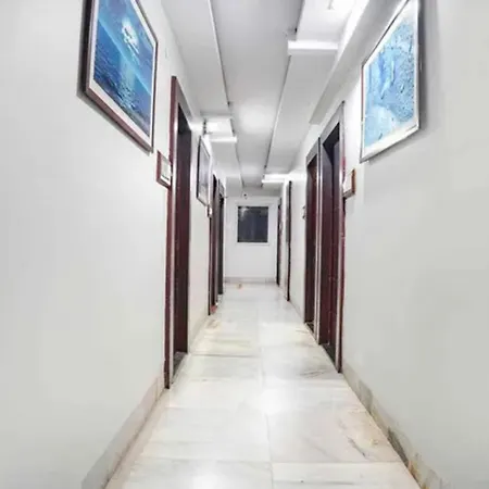 Fabhotel Backstreet-3