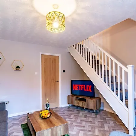 2Br Home W/ Free Parking | Close To M1 & Tram Stop-2