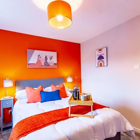 2Br Home W/ Free Parking | Close To M1 & Tram Stop-3