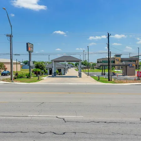 Executive Inn Hondo-3