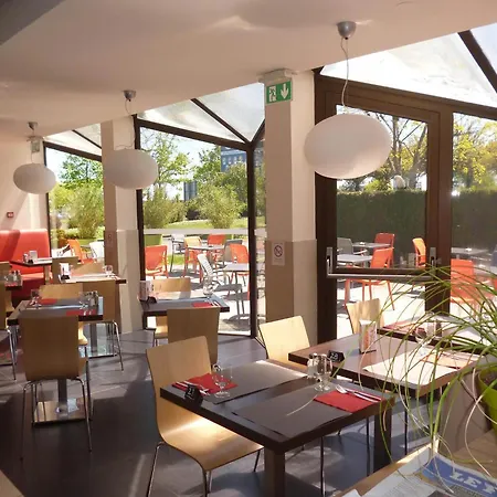 Ibis Saintes-2