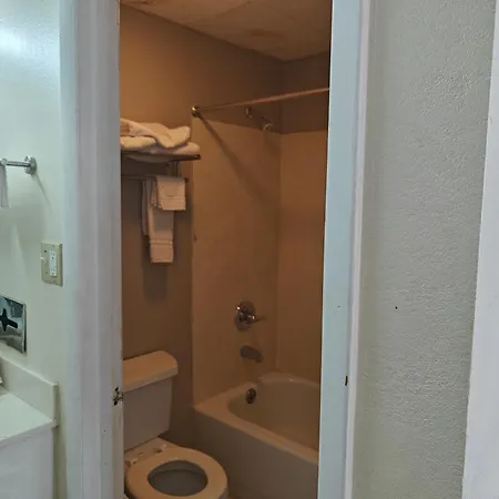 Travelodge By Wyndham Richmond Kentucky-3