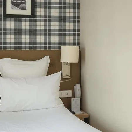 Best Western Le Cheval Blanc -Centre- Vieux Port-3