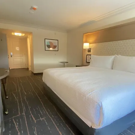 Holiday Inn Victoria - Elk Lake By Ihg-2