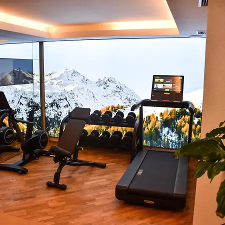 Glanz & Glory Hotel-2