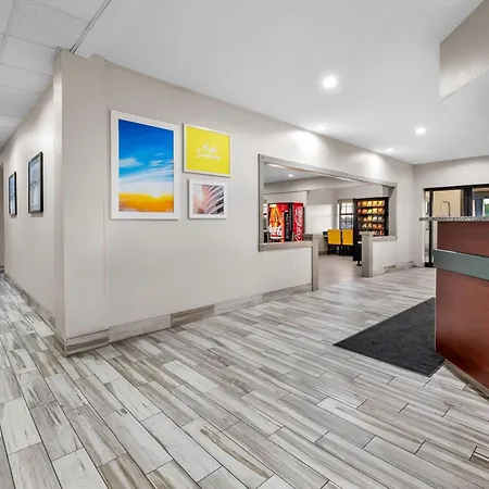 Days Inn By Wyndham Near Kansas Speedway-3