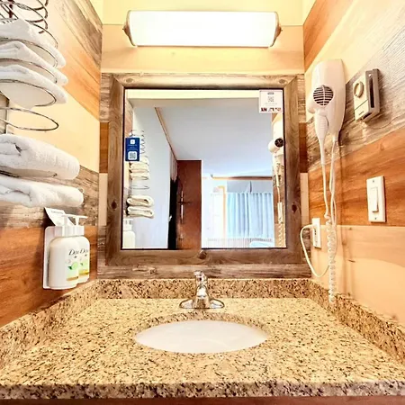 Travelodge By Wyndham Golden Sportsman Lodge-2