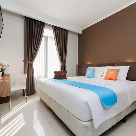 RedDoorz Plus near Lippo Mall Kemang 2-3