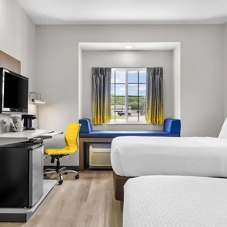 Microtel Inn & Suites By Wyndham Prairie Du Chien-2