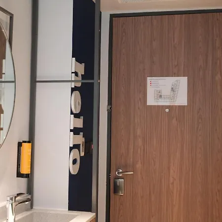 Travelodge Harbourfront Singapore-3