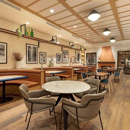 Best Western Plus Baker Street Inn-2