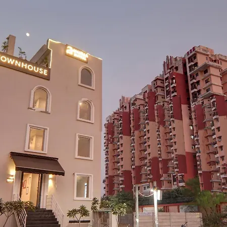 Super Townhouse Amaraa Hotel Near Phoenix Palassio-2