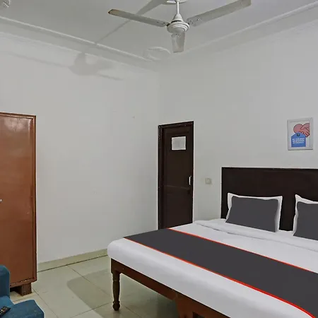 Collection O Mayank Guest House Near Iskcon Temple Noida-2