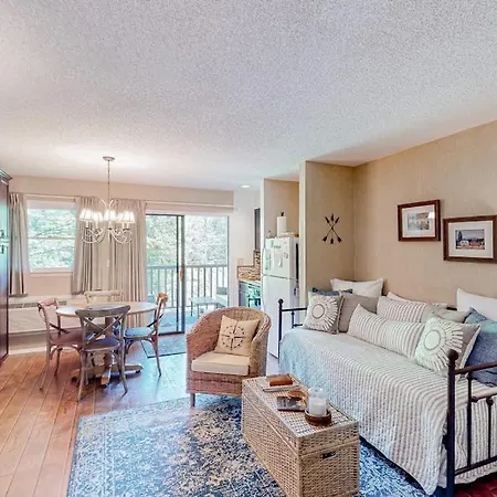 Apple Valley Treetop Villa-2