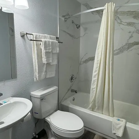 Days Inn By Wyndham Gainesville Hospital - University Area-3