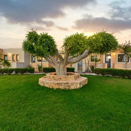 Golden Bay Apartments - Pool&Garden Retreat-3
