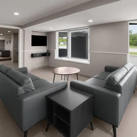 Super 8 By Wyndham Gananoque - Country Squire Resort-3