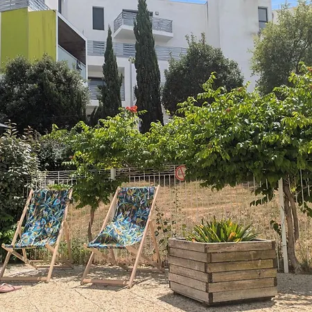 Résidence avec Piscine face au port 200m plage-2