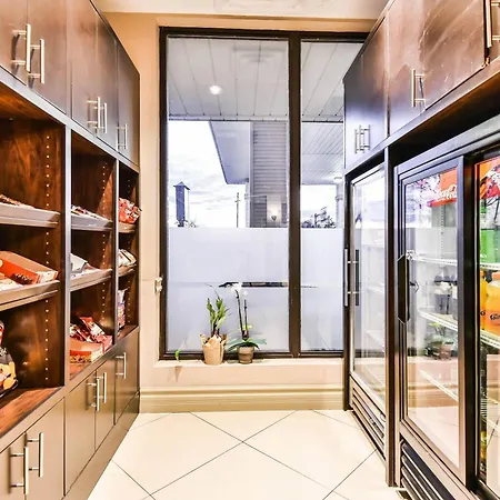 Comfort Inn & Suites Ambassador Bridge-2