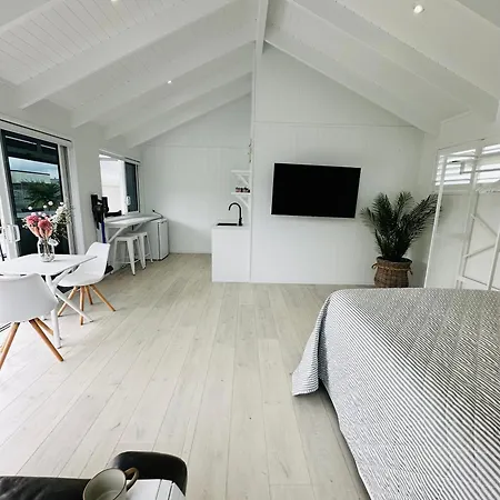 Luxury Poolside Studio Near Hobbiton-3