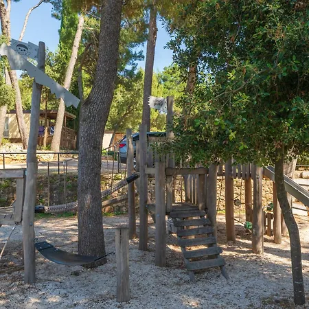 Porton Nature Hideouts-2