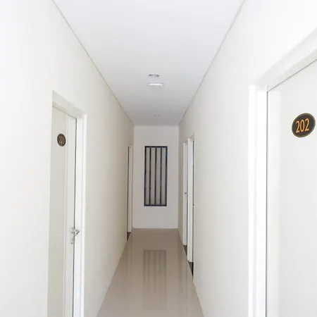 Reddoorz Plus Near Pasar Gede Solo-3