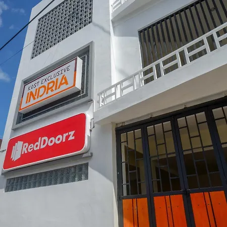 Reddoorz Plus Near Pasar Gede Solo-2