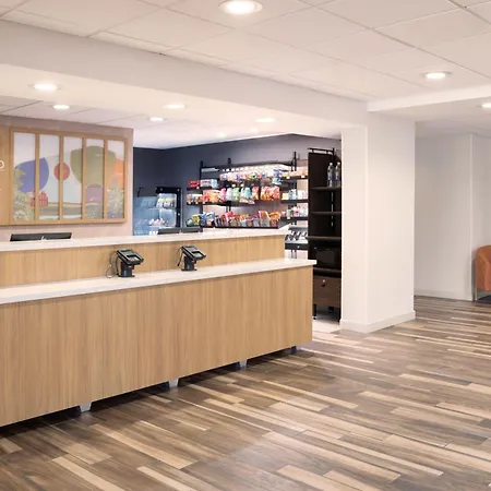 Hampton Inn & Suites Berkshires-Lenox-2