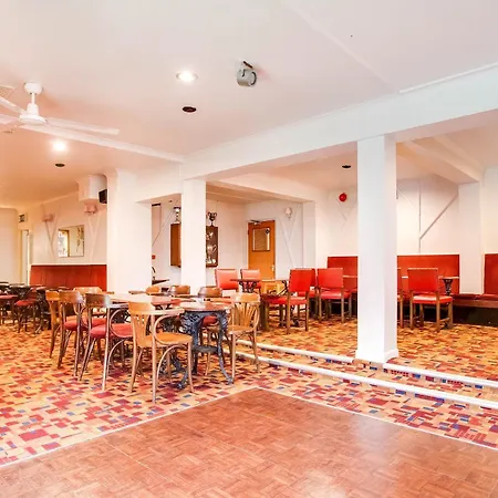 Oyo Godolphin Arms Hotel-3