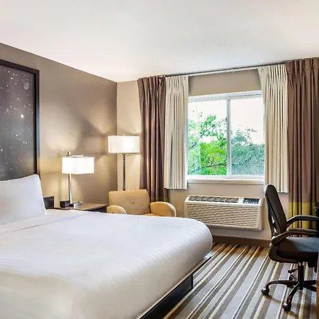 Super 8 By Wyndham Winnipeg West-2