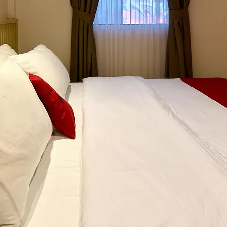 RedDoorz Plus near Alun Alun Selatan 2-3