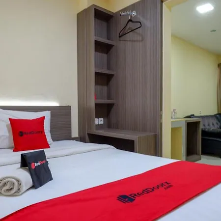RedDoorz Plus near Paragon Mall Semarang-2