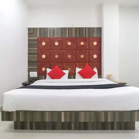 Oyo 77326 Hotel Royal View-3