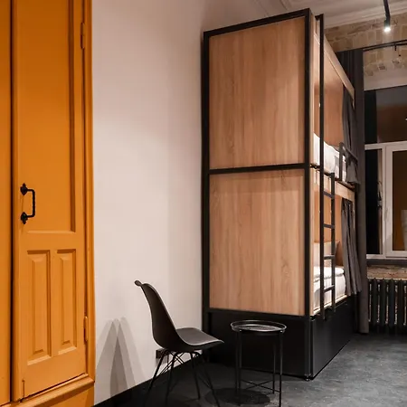 Globe Runner Rooms & Dorms-3