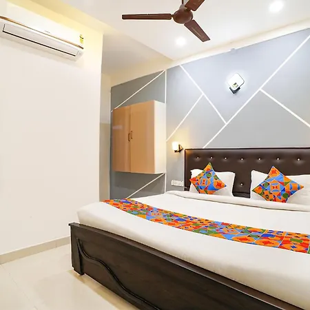 Fabhotel Lloyds Inn I-2