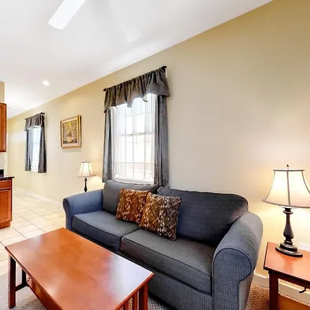 Cozy & Clean Second-Story Suite W/ Kitchenette & Free Wifi - Walk To The Harbor-3