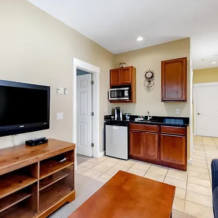 Cozy & Clean Second-Story Suite W/ Kitchenette & Free Wifi - Walk To The Harbor-2
