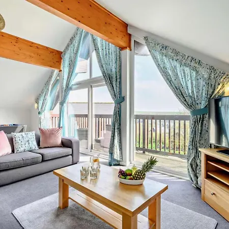 Hot Tub Lodge At Retallack Resort With 2 Bedrooms-2
