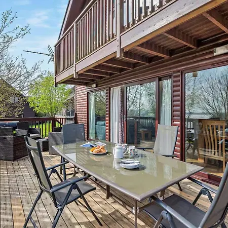 Hot Tub Lodge At Retallack Resort With 2 Bedrooms-3