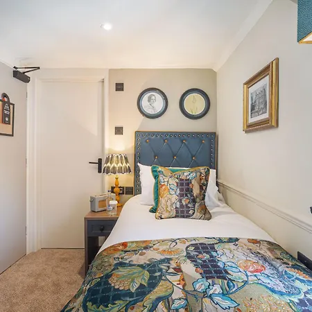 The George Hotel, Amesbury, Wiltshire - The Coaching Inn Group-2