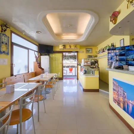 Albergo Nuova Aurora - Free Parking & Breakfast-3