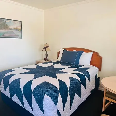 Golden West Motel-2