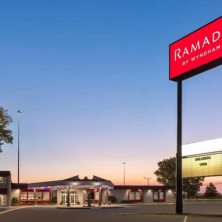 Ramada By Wyndham Grand Forks-2