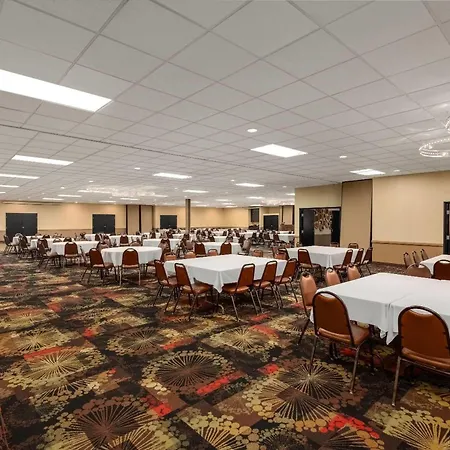 Ramada By Wyndham Grand Forks-2